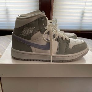 WMNS Wolf Grey Jordan 1 Mid Size 5.5
